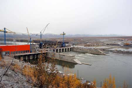 Статор гидроагрегата 3 Усть-Среднеканской ГЭС установлен на штатное место
