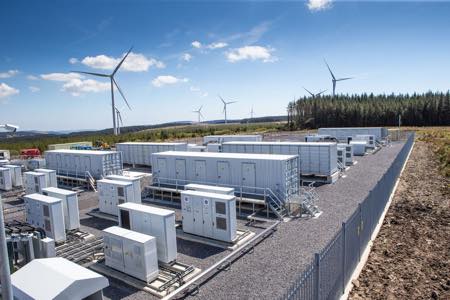 Промышленные солнечные и ветровые электростанции всё чаще комбинируются с накопителями