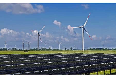 В 2020 году в мире впервые было введено более 200 ГВт солнечных и ветровых электростанций