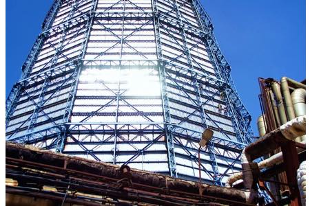 Алюминиевый гигант: на Ново-Кемеровской ТЭЦ обновили обшивку градирни