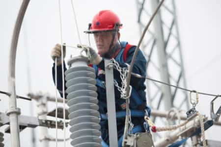 "Россети Ленэнерго" модернизируют 330 высоковольтных линий электропередачи в 2022 году