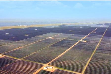 В КНР введена в строй крупнейшая в мире солнечная электростанция, и она оснащена накопителем энергии
