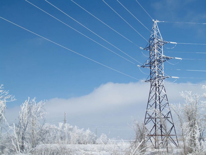 «Россети Центр и Приволжье Калугаэнерго» призывает соблюдать правила электробезопасности во время расчистки крыш от снега и наледи