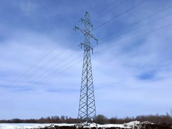 Энергетики установили 30-метровую опору ЛЭП для надежного электроснабжения нефтепромысла
